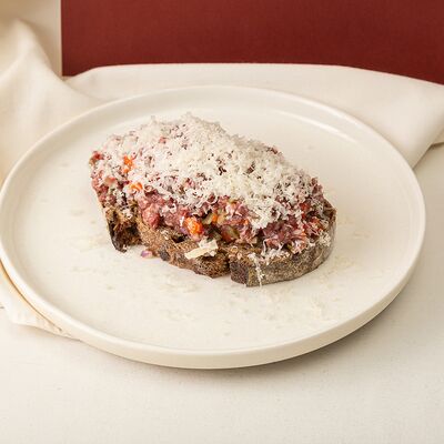 Тартар из говядины с соусом мисо в УГОДНИКИ по цене 897 ₽