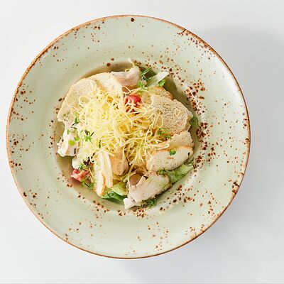 Салат Цезарь с цыпленком в Room-cafe по цене 630 ₽