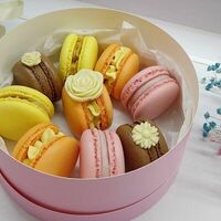 Ассорти макарон с шоколадными цветами в Katicake