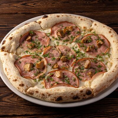 Пицца Ветчина и белые грибы в Luciano по цене 1290 ₽