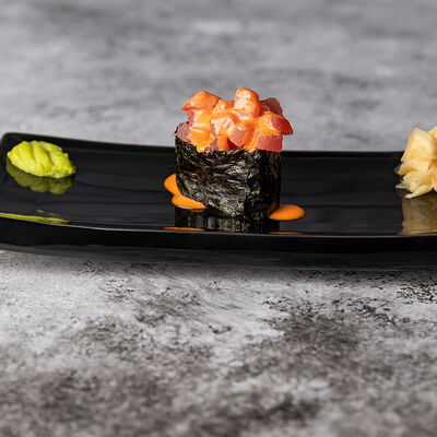 Острые суши с тунцом в Море Есть по цене 280 ₽