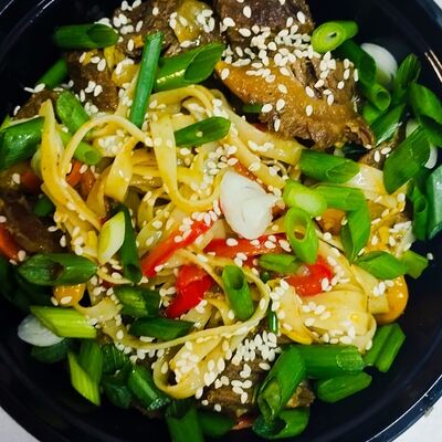 Wok Лапша Фэнь цзяо с говядиной, ананасами и имбирем в WOKКотелок по цене 450 ₽