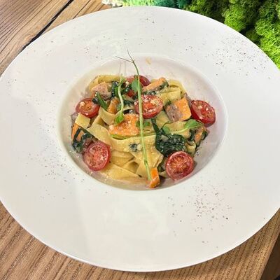 Фетучини Лосось, шпинат, черри в Кофестория по цене 840 ₽