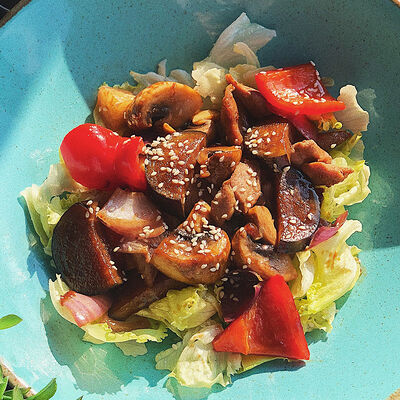 Тёплый салат с индейкой в The Bulki по цене 600 ₽