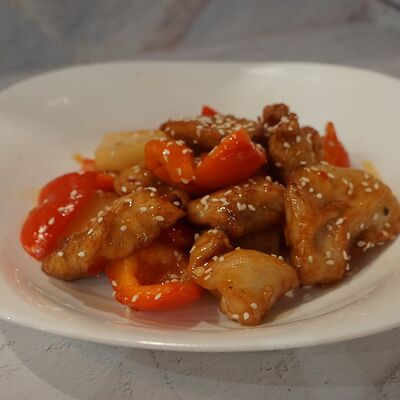 Цыпленок на воке в Kazuki по цене 479 ₽