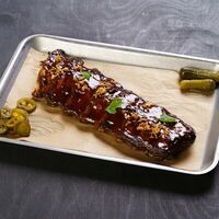 Копченые свиные ребра BBQ в Гриль-бар Балкон