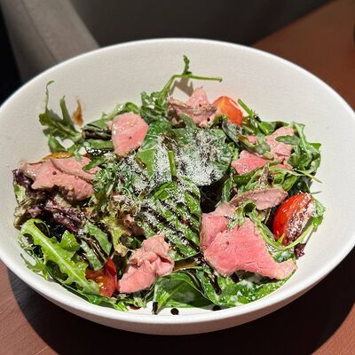 Теплый салат с ростбифом в Pizzeria by Cheeseria по цене 1000 ₽