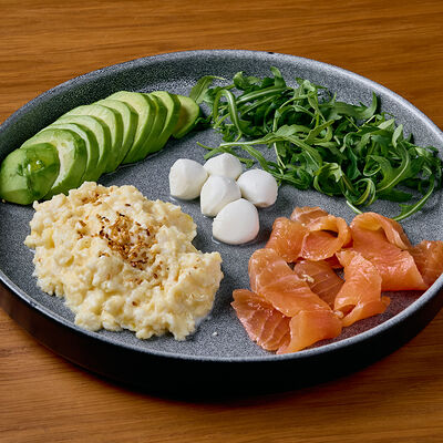 Скрембл с лососем, авокадо и моцареллой в Клёво по цене 950 ₽