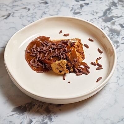 Чизкейк синабон с соленой карамельюв Икра по цене 440 ₽