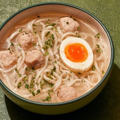 Куриный бульон с лапшой и фрикадельками в Хачапури по цене 320 ₽