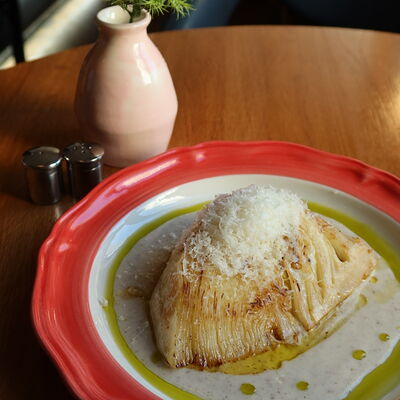 Стейк из капусты с трюфельным морне и итальянским пармезаном в Lucky Duck по цене 490 ₽