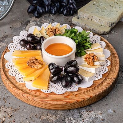 Благородные сыры в Дворец свадеб по цене 770 ₽