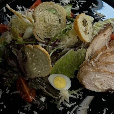 Салат Цезарь с лососем в Фараон Рестобар по цене 470 ₽