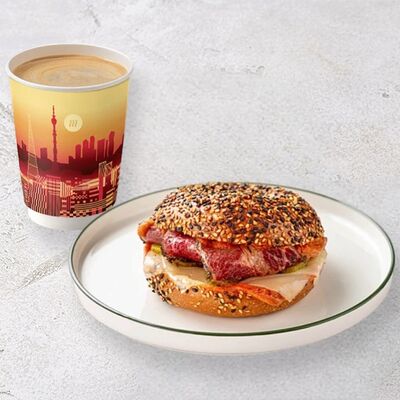 Бейгл Рубен с пастрами из говядины и напиток в Шоколадница по цене 920 ₽