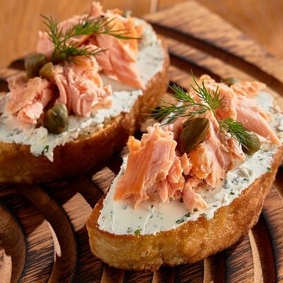 Брускетты с копченым лососем в Russo Italiano по цене 740 ₽
