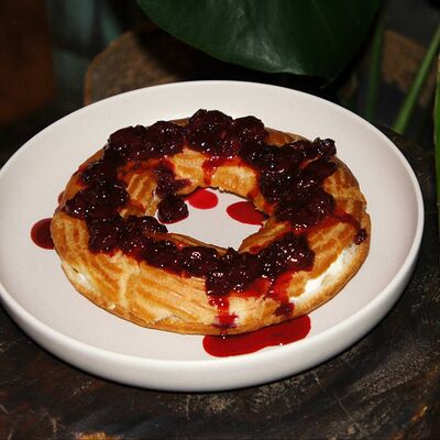 Заварное кольцо с творожным кремом и варенье из вишни в Offshore по цене 380 ₽