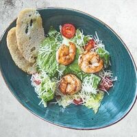 Салат Цезарь с креветками в Library