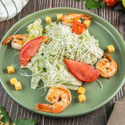 Салат Цезарь с креветкой в Солянка Крафт Бар по цене 932 ₽