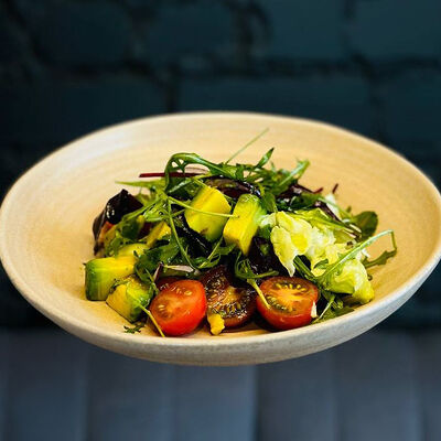 Салат с авокадов Тбилисио по цене 620 ₽