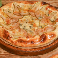 Хачапури с грушей и сыром Дор Блю в Сердце сулугули