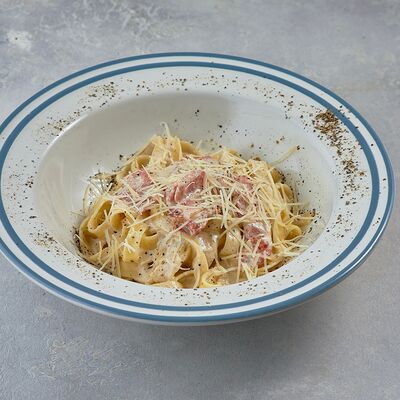 Паста сливочная а-ля Карбонара с перепелиным яйцом в Wokker Express по цене 389 ₽