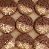 Вупи пай с варенкой и миндалем в молочном шоколаде в Surf Coffee x Arena