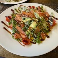 Салат с семгой, рукколой и авокадо в Экватор