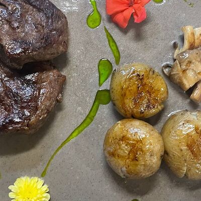 Медальоны с мятым картофелем и грибным соусомв Мятный Трюфель по цене 1100 ₽