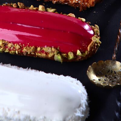 Эклер кокосовый в Белая черешня по цене 210 ₽