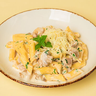 Пенне с цыпленком и шампиньонами в сливочном соусе в Атлас еды по цене 600 ₽
