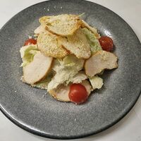 Цезарь с курицей в Веранда
