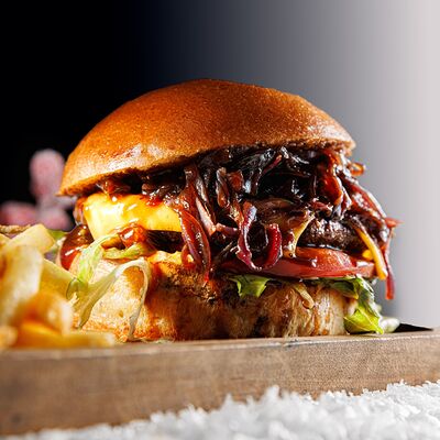 Бургер Джек Дениэлс и картофелем фри в Feromon по цене 960 ₽