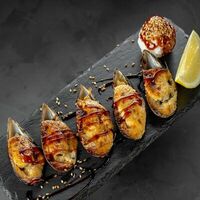 Мидии под Спайси соусом в Swag Sushi