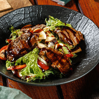 Теплый салат с медальонами из телятины в Моравия по цене 725 ₽