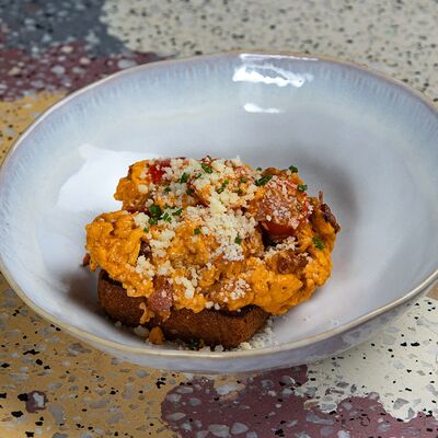 Скрембл с овощами и беконом в Pink milk x Lift по цене 690 ₽