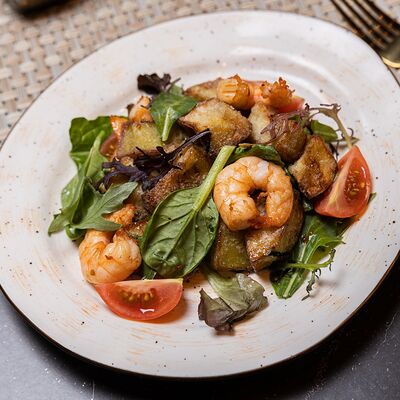 Салат с запеченными баклажанами и креветками в Maki Family по цене 479