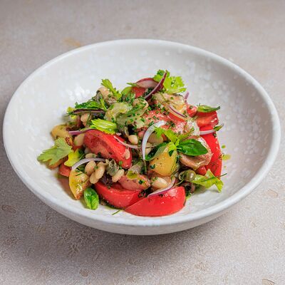 Салат с осьминогом, молодым картофелем и узбекскими томатами в Bocconcino по цене 3150 ₽