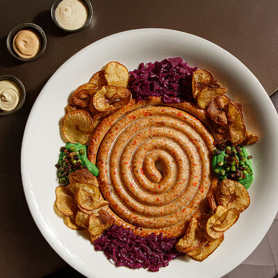 Двухметровая куриная колбаска с халапеньо и сыром чеддер в Бибирево по цене 2200 ₽