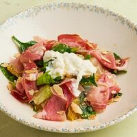 Салат с пармой и страчателлой в Caffe Centrale