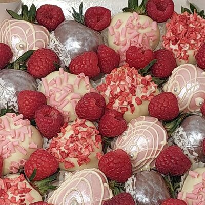 Клубника в шоколаде с малиной в Buketonline - Съедобные букеты и клубника в шоколаде по цене 4510 ₽