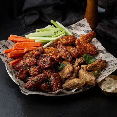 Ассорти куриных крыльев в Изи Паб по цене 1995 ₽