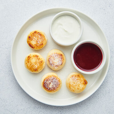 Сырники с ягодным соусом и сметаной в Osteria Amici по цене 390 ₽