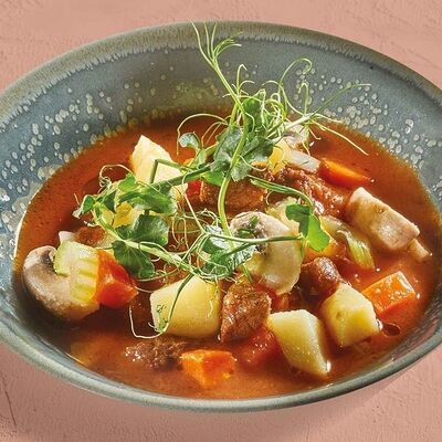 Суп с говяжьими щечками, грибами, картофелем и морковью в Pizzarella36 по цене 740 ₽