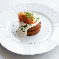 Драники со сметаной и лососем в Pioner
