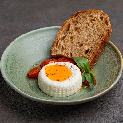 Сыр Страккино с томатами конфи в МОСТ бистро по цене 750 ₽