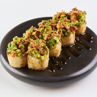 Ролл с креветкой и гуакамоле в Yujin по цене 750 ₽