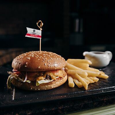 Фирменный бургер с картофелем фри в Veranda Shaffran Шафран по цене 790 ₽