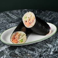 Суширрито лосось с авокадо в Суши в бутылке