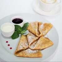 Блинчики со сметаной и джемом в NeButer sandwiches&more
