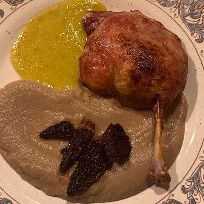 Утиная ножка с пюре из цветной капусты, сморчками и соусом из маринованных огурцов и изюма в L'angolo Italiano по цене 51 р.